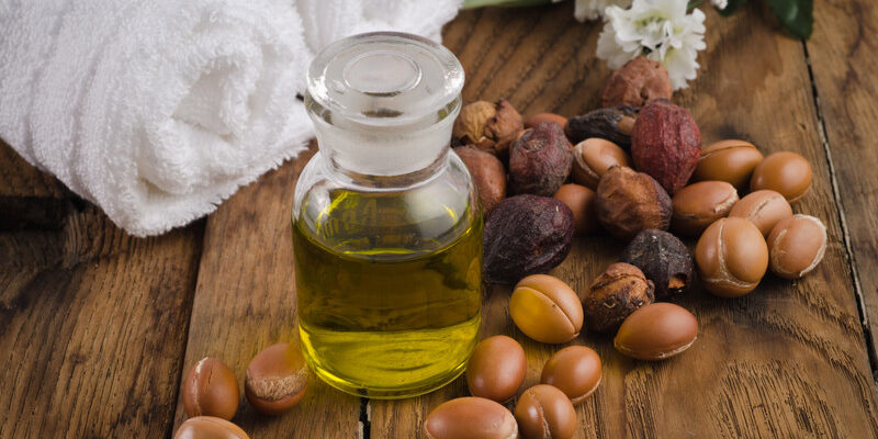 Argan-Oil-and-nuts-on-wooden-boards-with-towels-800×400